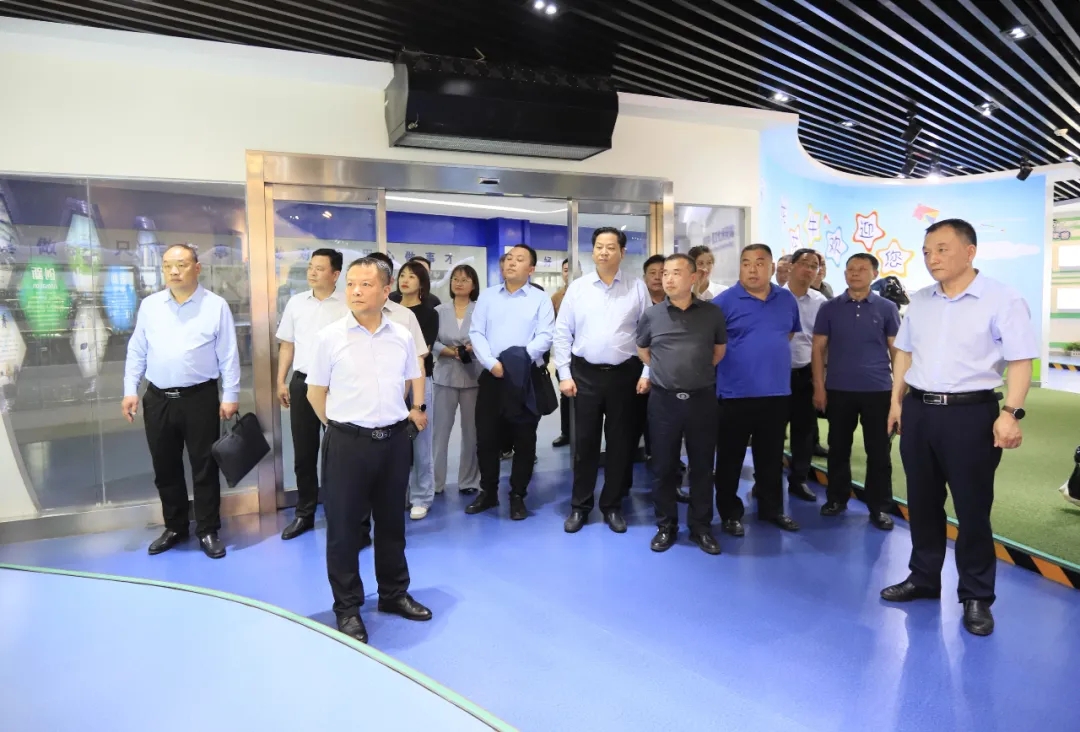 供銷(xiāo)聯(lián)動(dòng)，創(chuàng)新共贏丨河南農(nóng)投集團(tuán)內(nèi)部業(yè)務(wù)協(xié)同交流會(huì)在花花牛乳業(yè)集團(tuán)順利召開(kāi)