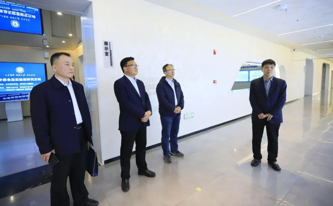 花花牛乳業(yè)集團(tuán)黨委書(shū)記、董事長(zhǎng)唐洪峰一行赴中原食品實(shí)驗(yàn)室同中國(guó)工程院院士、中原食品實(shí)驗(yàn)室主任任發(fā)政座談交流