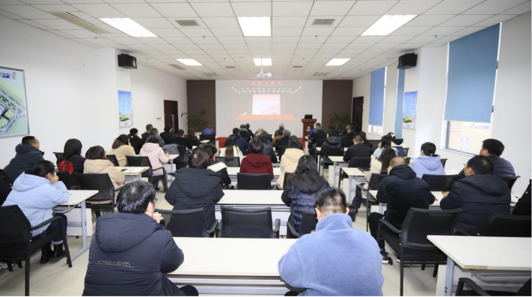 2024 年第二期 “農投大講堂”林乾教授就《大變局中謀突圍--兼談華為以奮斗者為本》專題授課 2024 年第二期 “農投大講堂”林乾教授就《大變局中謀突圍--兼談華為以奮斗者為本》專題授課