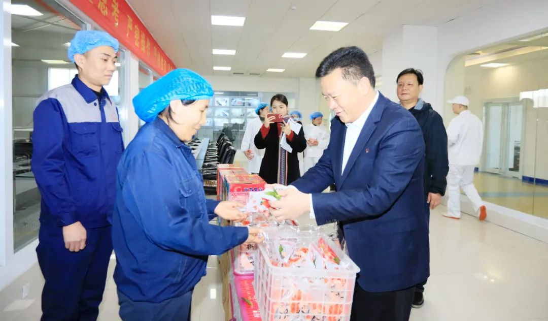 新春慰問送關懷——集團黨委書記、董事長慰問春節期間堅守崗位的一線職工 新春慰問送關懷——集團黨委書記、董事長慰問春節期間堅守崗位的一線職工