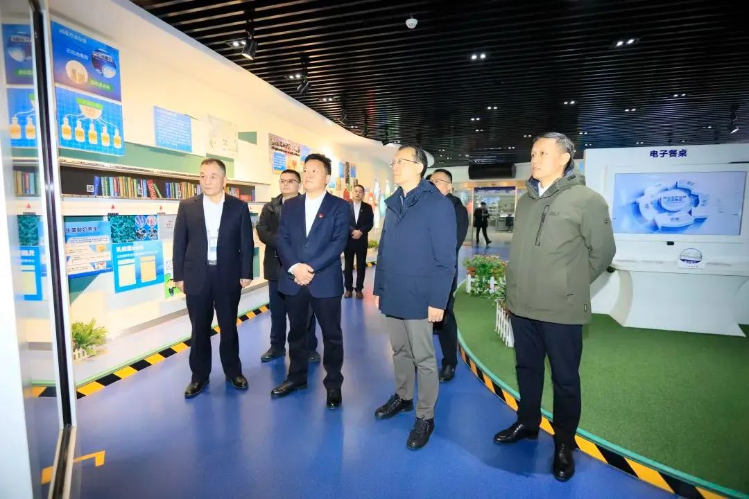 省政府國資委黨委書記、主任李濤一行到花花牛乳業(yè)集團(tuán)調(diào)研