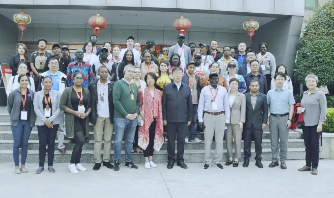 北京大學南南合作與發(fā)展學院教授、全球伙伴關系主任周詠梅一行蒞臨花花牛平輿瑞亞牧業(yè)參觀調(diào)研 北京大學南南合作與發(fā)展學院教授、全球伙伴關系主任周詠梅一行蒞臨花花牛平輿瑞亞牧業(yè)參觀調(diào)研