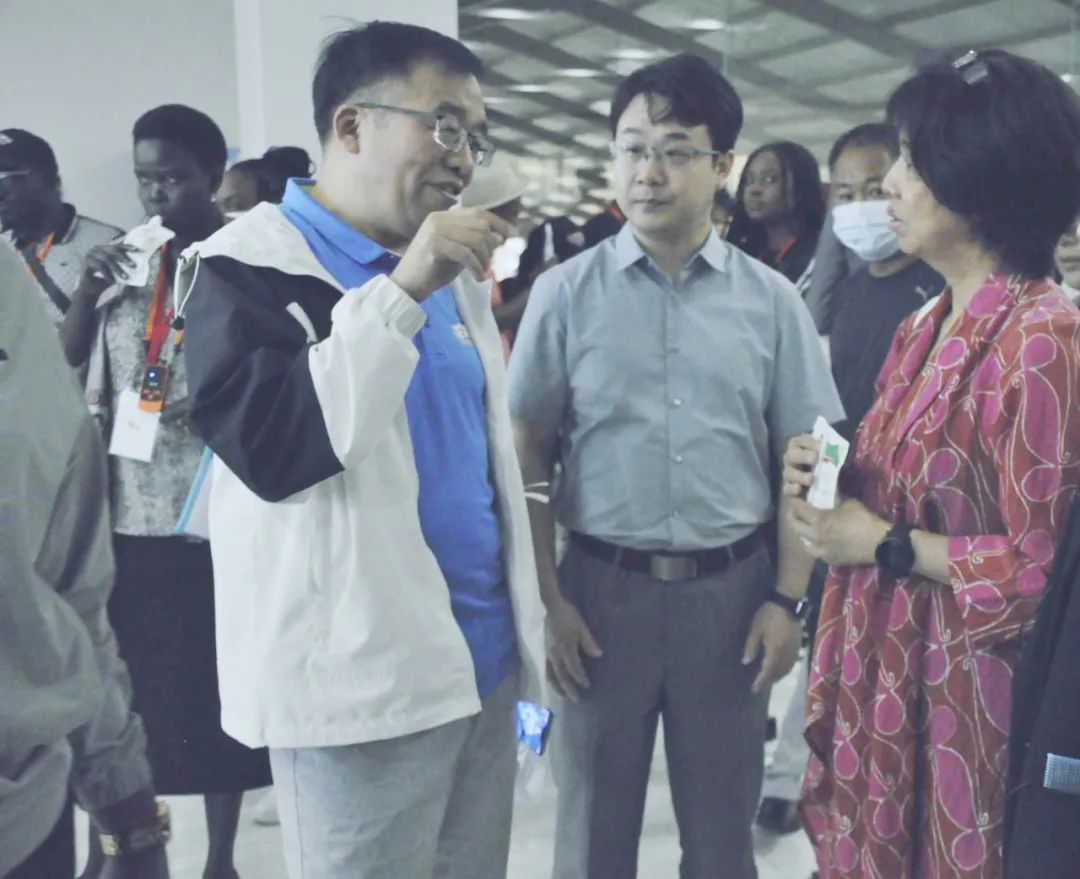 北京大學南南合作與發(fā)展學院教授、全球伙伴關系主任周詠梅一行蒞臨花花牛平輿瑞亞牧業(yè)參觀調(diào)研 北京大學南南合作與發(fā)展學院教授、全球伙伴關系主任周詠梅一行蒞臨花花牛平輿瑞亞牧業(yè)參觀調(diào)研