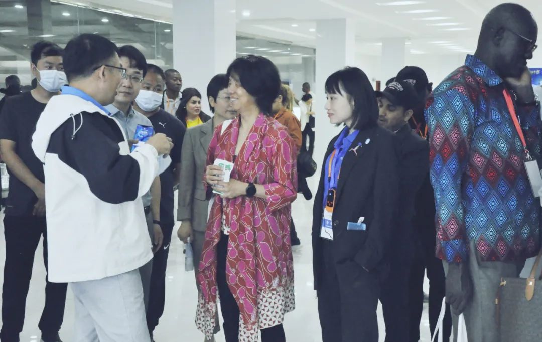 北京大學南南合作與發(fā)展學院教授、全球伙伴關系主任周詠梅一行蒞臨花花牛平輿瑞亞牧業(yè)參觀調(diào)研 北京大學南南合作與發(fā)展學院教授、全球伙伴關系主任周詠梅一行蒞臨花花牛平輿瑞亞牧業(yè)參觀調(diào)研