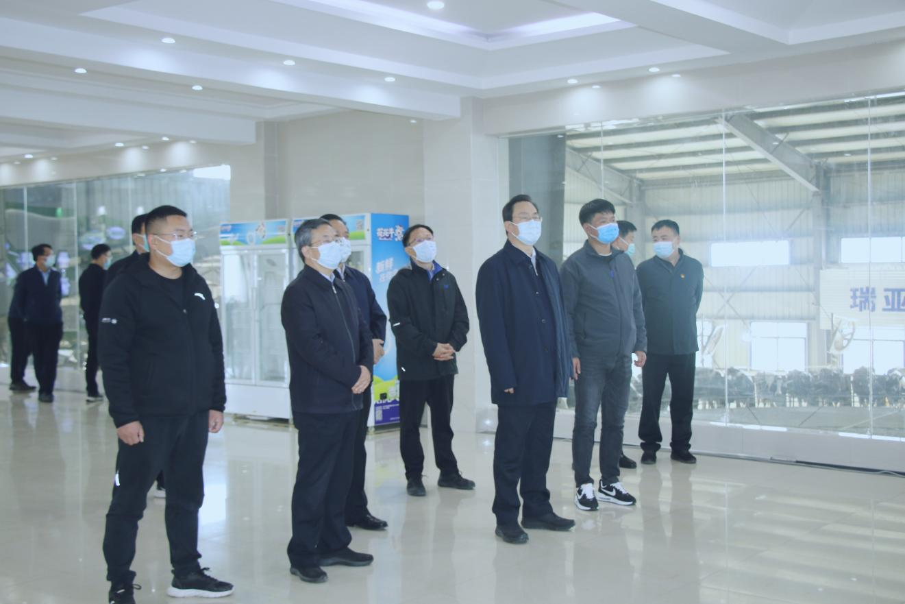 河南省人大常委會(huì)黨組書記、副主任孔昌生蒞臨花花牛魯山瑞亞牧場(chǎng)參觀調(diào)研 河南省人大常委會(huì)黨組書記、副主任孔昌生蒞臨花花牛魯山瑞亞牧場(chǎng)參觀調(diào)研