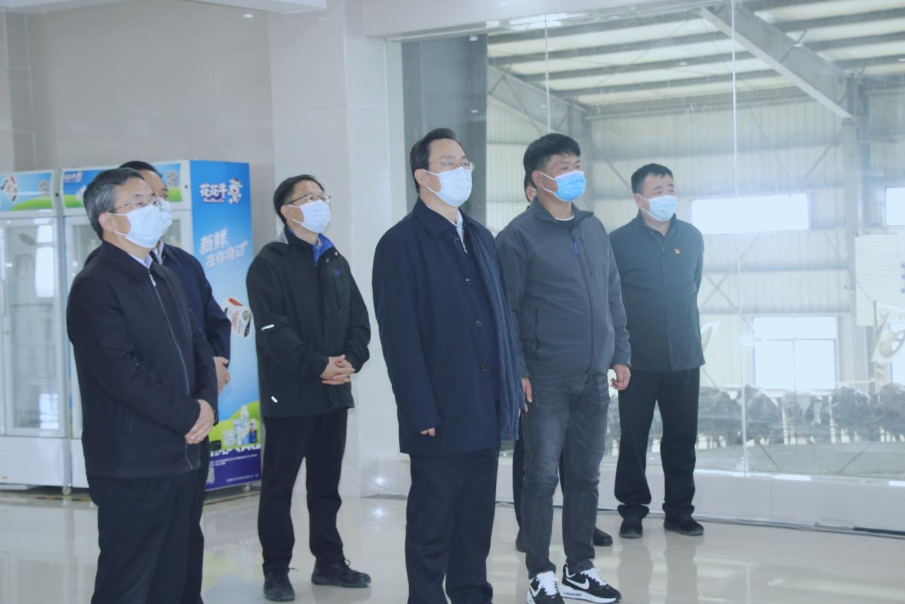 河南省人大常委會(huì)黨組書記、副主任孔昌生蒞臨花花牛魯山瑞亞牧場(chǎng)參觀調(diào)研 河南省人大常委會(huì)黨組書記、副主任孔昌生蒞臨花花牛魯山瑞亞牧場(chǎng)參觀調(diào)研