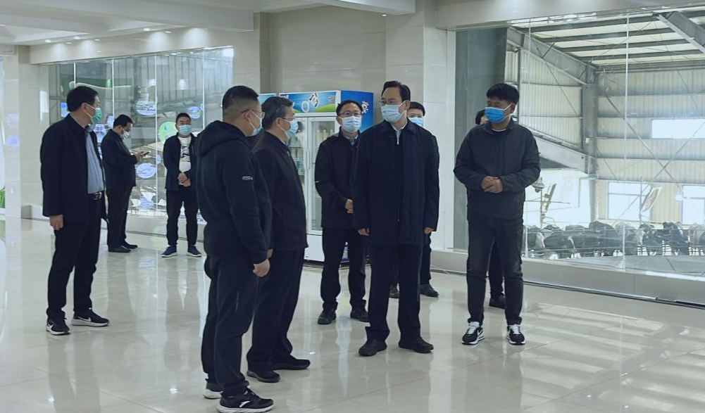 河南省人大常委會(huì)黨組書記、副主任孔昌生蒞臨花花牛魯山瑞亞牧場(chǎng)參觀調(diào)研 河南省人大常委會(huì)黨組書記、副主任孔昌生蒞臨花花牛魯山瑞亞牧場(chǎng)參觀調(diào)研