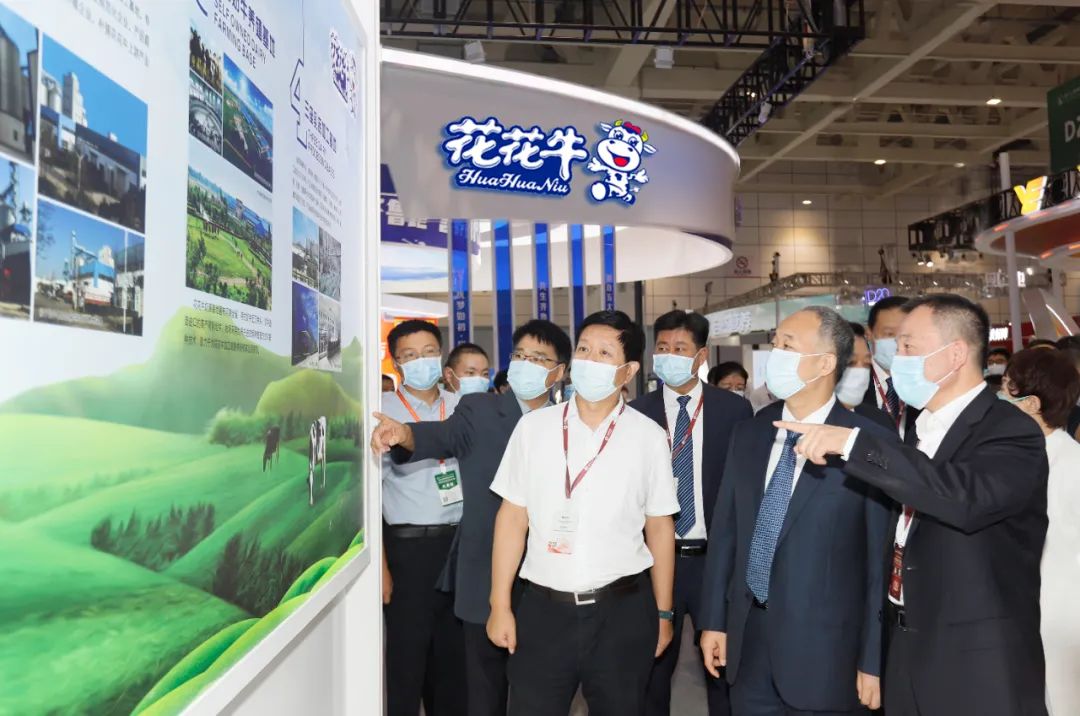 第十三屆奶業(yè)大會暨D20峰會在泉城濟(jì)南召開 | 花花牛乳業(yè)榮膺“優(yōu)秀乳品加工企業(yè)” 第十三屆奶業(yè)大會暨D20峰會在泉城濟(jì)南召開 | 花花牛乳業(yè)榮膺“優(yōu)秀乳品加工企業(yè)”