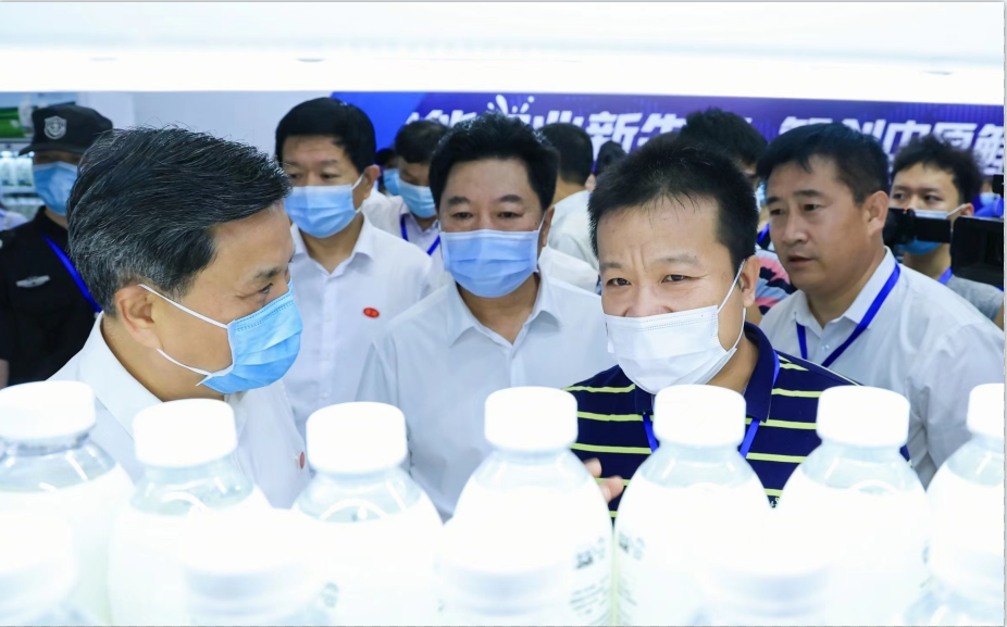 花花牛 | 第34屆中原畜牧業交易博覽會開幕河南省人民政府副省長武國定蒞臨花花牛展臺參觀 花花牛 | 第34屆中原畜牧業交易博覽會開幕河南省人民政府副省長武國定蒞臨花花牛展臺參觀