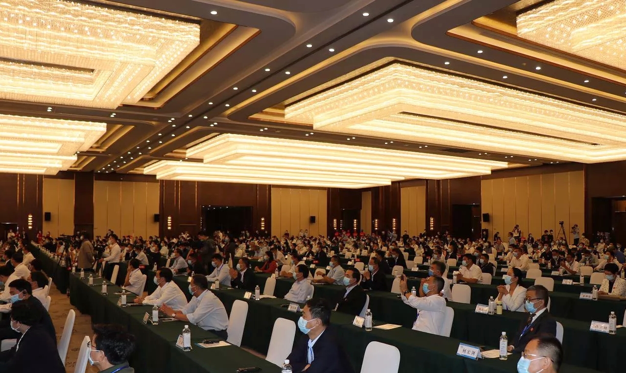 喜報 | 花花牛輕覺酸奶榮獲第二十四屆中國農產品加工業投資貿易洽談會金質產品獎 喜報 | 花花牛輕覺酸奶榮獲第二十四屆中國農產品加工業投資貿易洽談會金質產品獎