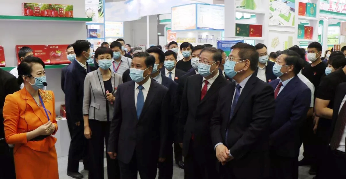 喜報 | 花花牛輕覺酸奶榮獲第二十四屆中國農產品加工業投資貿易洽談會金質產品獎 喜報 | 花花牛輕覺酸奶榮獲第二十四屆中國農產品加工業投資貿易洽談會金質產品獎