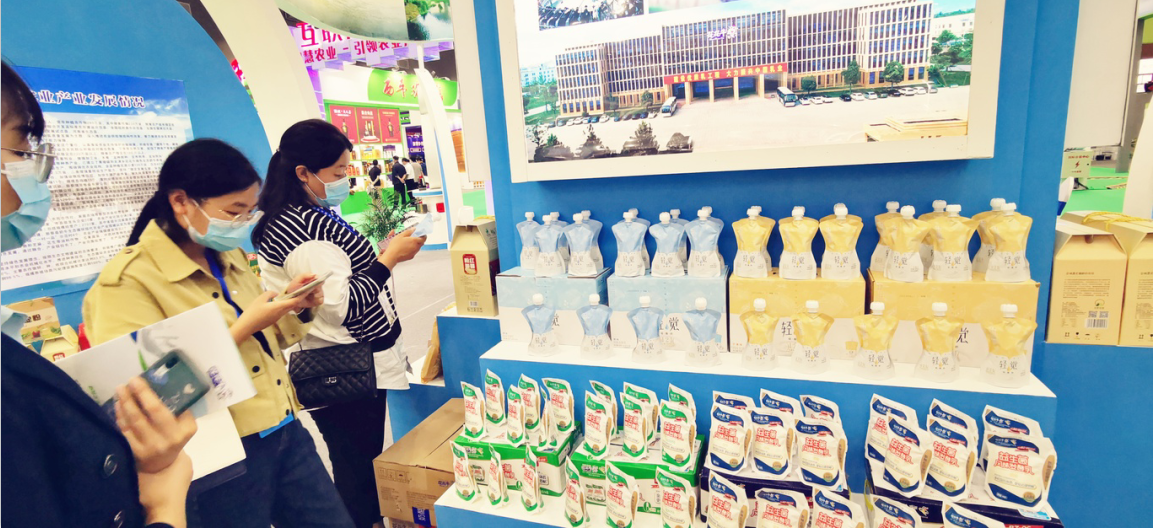 喜報 | 花花牛輕覺酸奶榮獲第二十四屆中國農產品加工業投資貿易洽談會金質產品獎 喜報 | 花花牛輕覺酸奶榮獲第二十四屆中國農產品加工業投資貿易洽談會金質產品獎