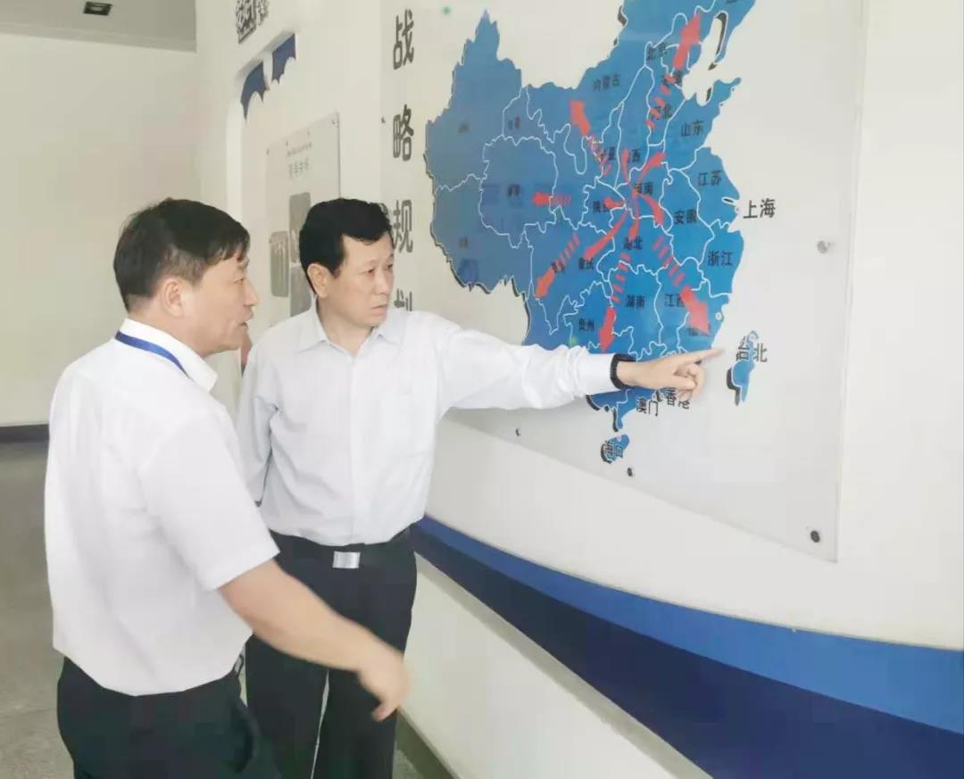 鄭州航空港區(qū)黨工委書(shū)記張俊峰蒞臨鄭州花花牛乳制品有限公司調(diào)研 鄭州航空港區(qū)黨工委書(shū)記張俊峰蒞臨鄭州花花牛乳制品有限公司調(diào)研