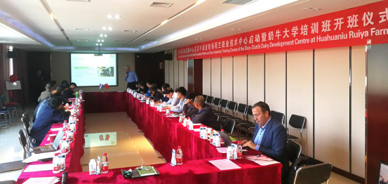 中原地區首個“荷蘭奶業技術中心”落戶花花牛 ——中荷奶業發展中心和河南花花牛攜手助力中國奶業發展 中原地區首個“荷蘭奶業技術中心”落戶花花牛 ——中荷奶業發展中心和河南花花牛攜手助力中國奶業發展