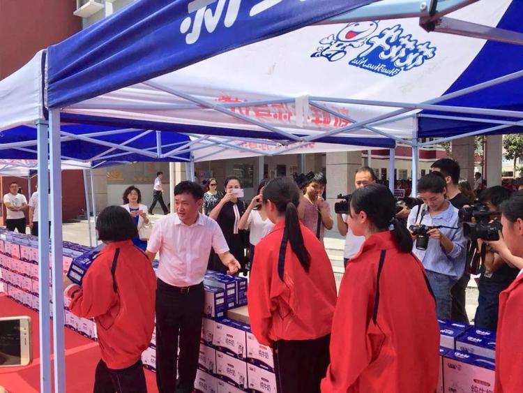 “健康中原，牛奶伴您行——花花牛乳業集團2018中國小康牛奶行動” 公益助學啟動儀式隆重舉行