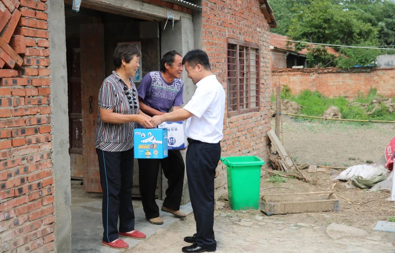 花花牛乳業(yè)集團(tuán)走訪慰問(wèn)貧困戶 結(jié)對(duì)幫扶暖人心 花花牛乳業(yè)集團(tuán)走訪慰問(wèn)貧困戶 結(jié)對(duì)幫扶暖人心