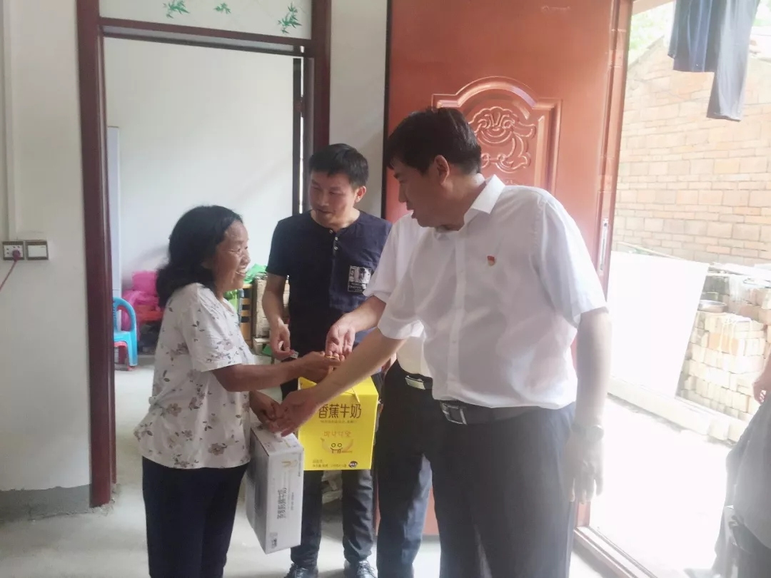 花花牛乳業(yè)集團(tuán)走訪慰問(wèn)貧困戶 結(jié)對(duì)幫扶暖人心 花花牛乳業(yè)集團(tuán)走訪慰問(wèn)貧困戶 結(jié)對(duì)幫扶暖人心