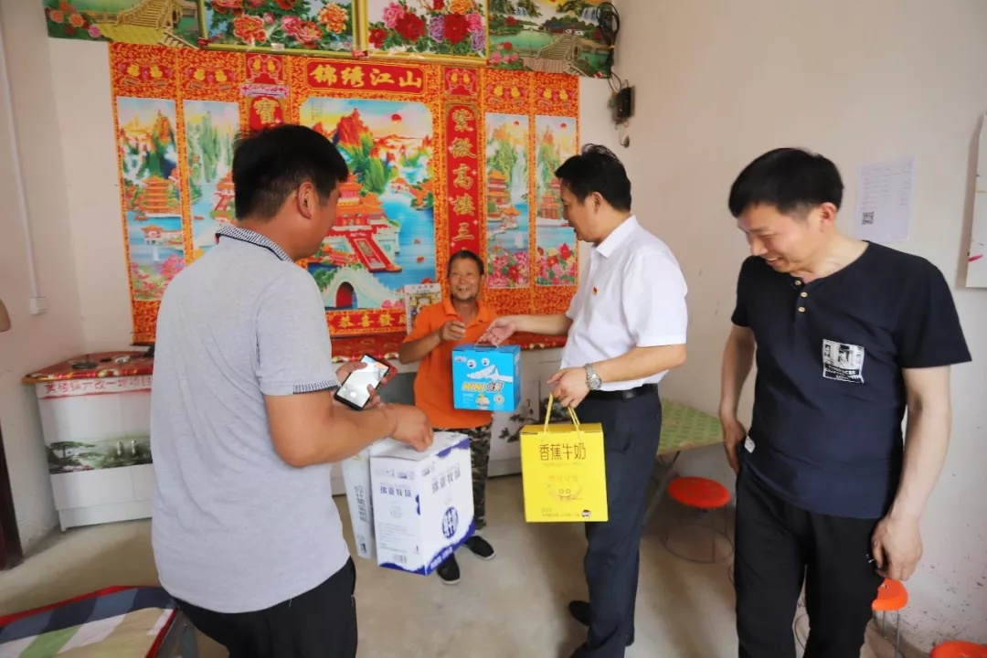 花花牛乳業(yè)集團(tuán)走訪慰問(wèn)貧困戶 結(jié)對(duì)幫扶暖人心 花花牛乳業(yè)集團(tuán)走訪慰問(wèn)貧困戶 結(jié)對(duì)幫扶暖人心