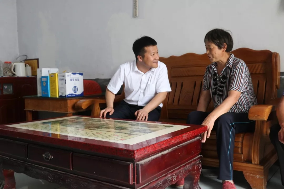 花花牛乳業(yè)集團(tuán)走訪慰問(wèn)貧困戶 結(jié)對(duì)幫扶暖人心 花花牛乳業(yè)集團(tuán)走訪慰問(wèn)貧困戶 結(jié)對(duì)幫扶暖人心