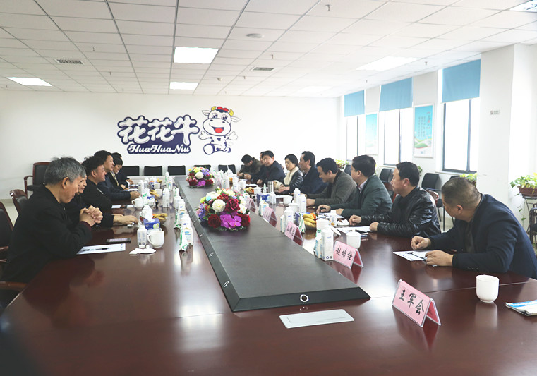 封丘縣縣長(zhǎng)王獻(xiàn)臣一行蒞臨 花花牛集團(tuán)養(yǎng)殖、乳品事業(yè)部參觀調(diào)研 封丘縣縣長(zhǎng)王獻(xiàn)臣一行蒞臨 花花牛集團(tuán)養(yǎng)殖、乳品事業(yè)部參觀調(diào)研