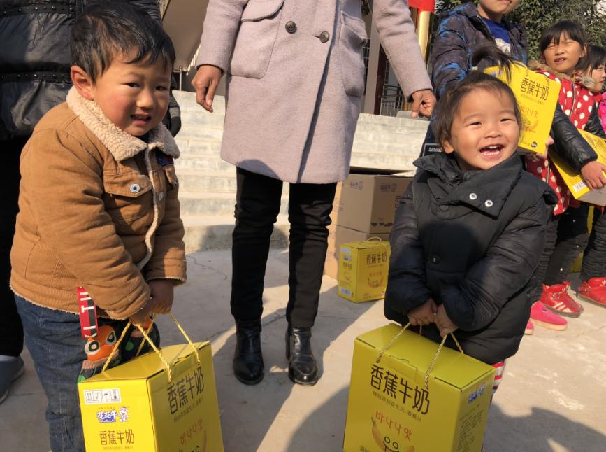 花花牛走進新密白龍廟村 讓山區的孩子喝到最新鮮的牛奶 花花牛走進新密白龍廟村 讓山區的孩子喝到最新鮮的牛奶