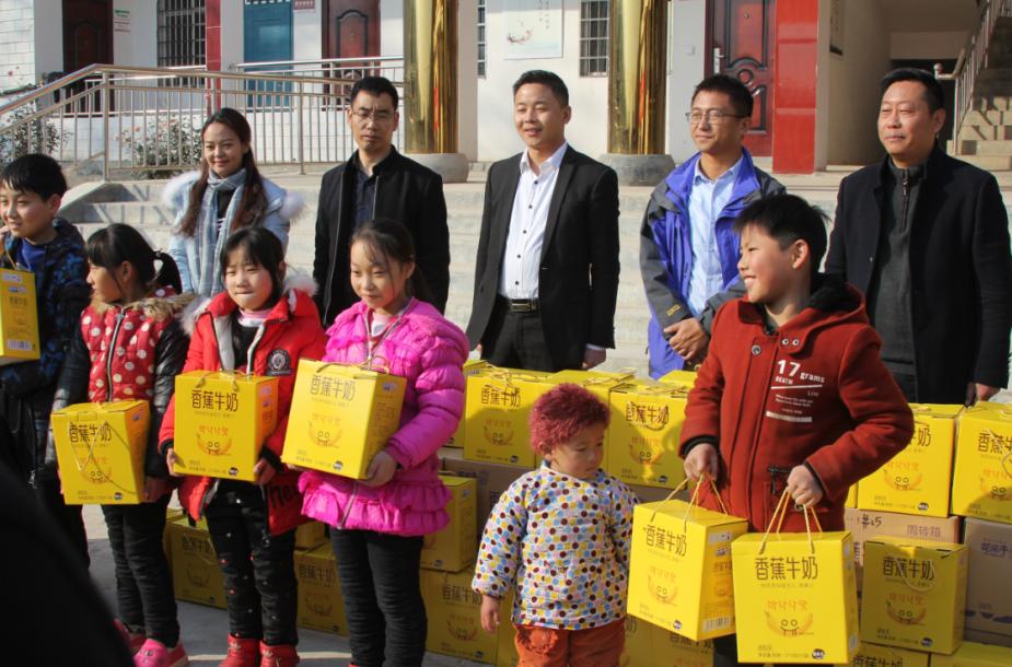 花花牛走進新密白龍廟村 讓山區的孩子喝到最新鮮的牛奶 花花牛走進新密白龍廟村 讓山區的孩子喝到最新鮮的牛奶