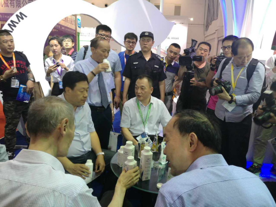 花花牛牛氣沖天！農業部長品嘗“領暢”點贊，又獲國際奶業平臺青睞