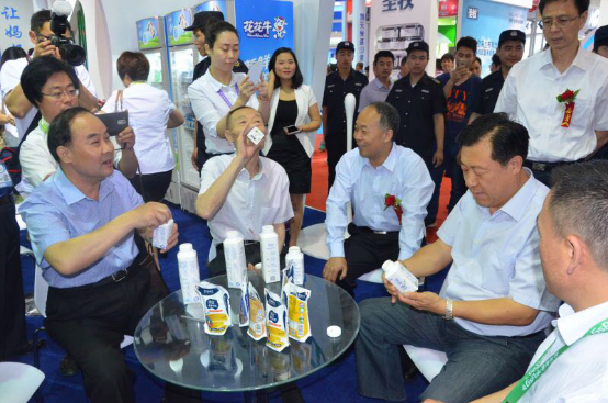 花花牛牛氣沖天！農業部長品嘗“領暢”點贊，又獲國際奶業平臺青睞