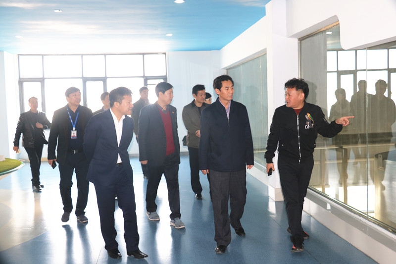 封丘縣縣長王獻臣一行蒞臨花花牛集團養殖、乳品事業部參觀調研